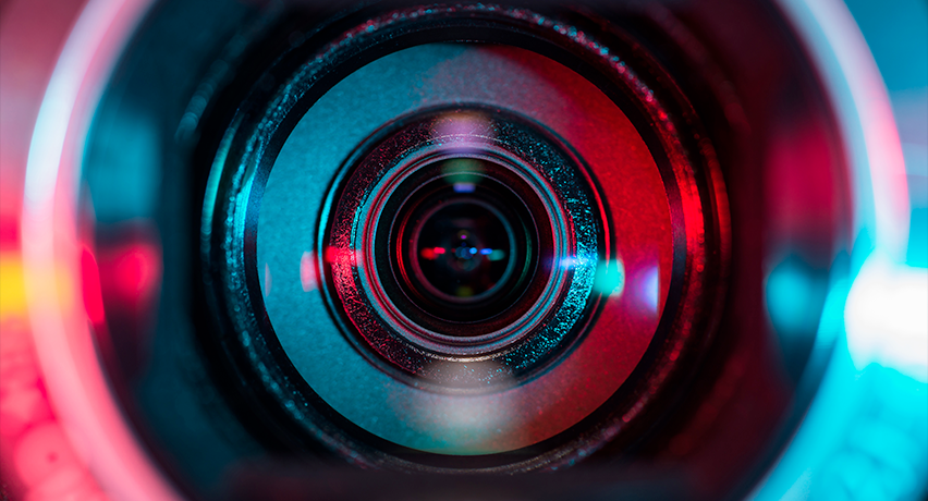 Photo d'un objectif de caméra de vidéosurveillance