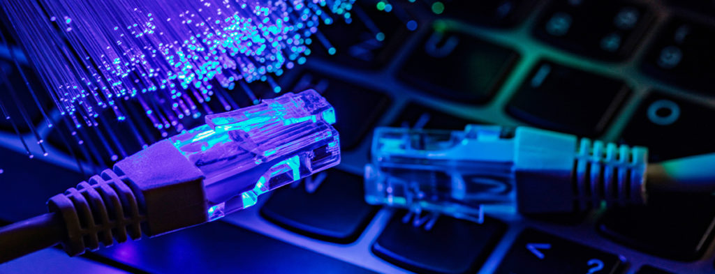 Cable réseau sur clavier et fibre optique