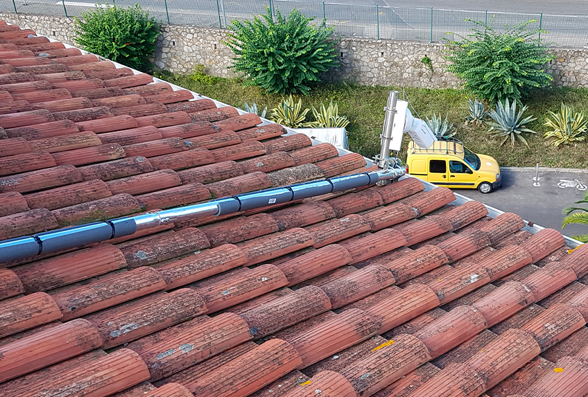 Video camera with specific support on the roof Video camera with specific support on the roof