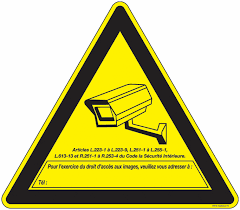 pictogramme triangulaire sur fond jaune avec une camera et des textes reglementaires