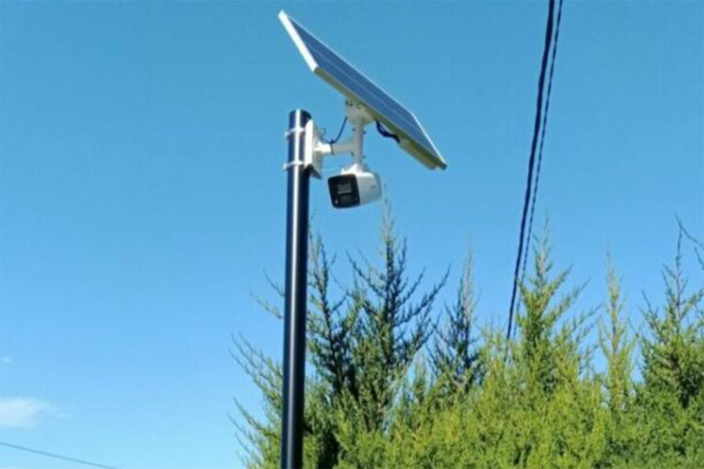 Caméra de vidéosurveillance avec panneau solaire
