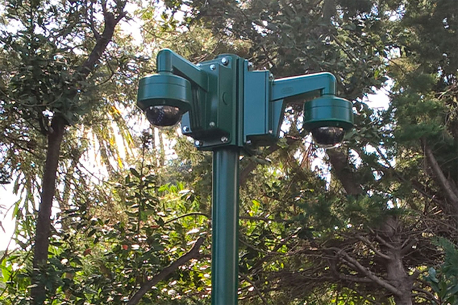 Caméra de vidéosurveillance sur mât