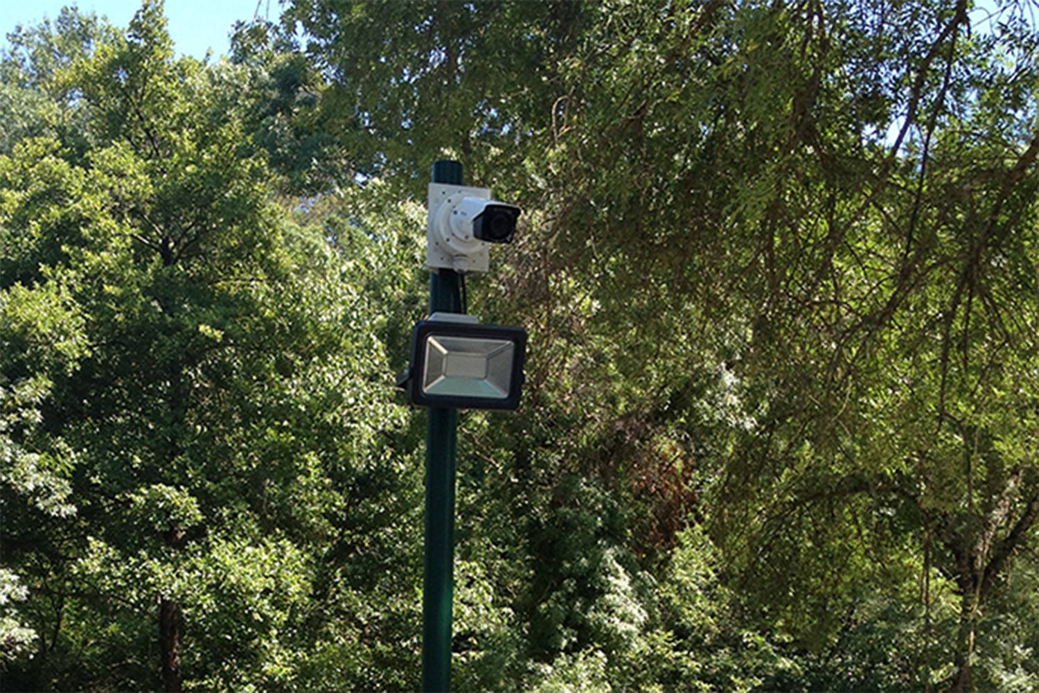 Caméra de vidéosurveillance sur mât