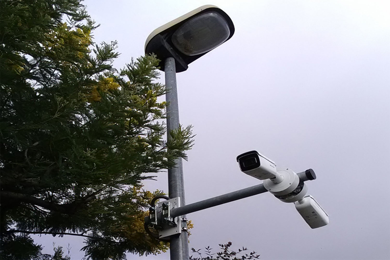 Caméra de vidéosurveillance sur mât
