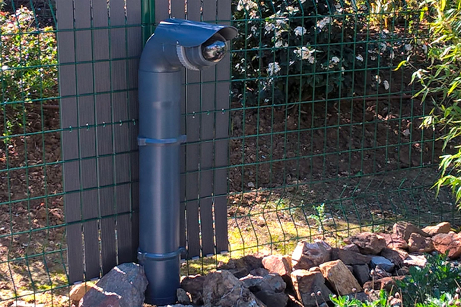 Caméra espion intégrée dans un décor naturel